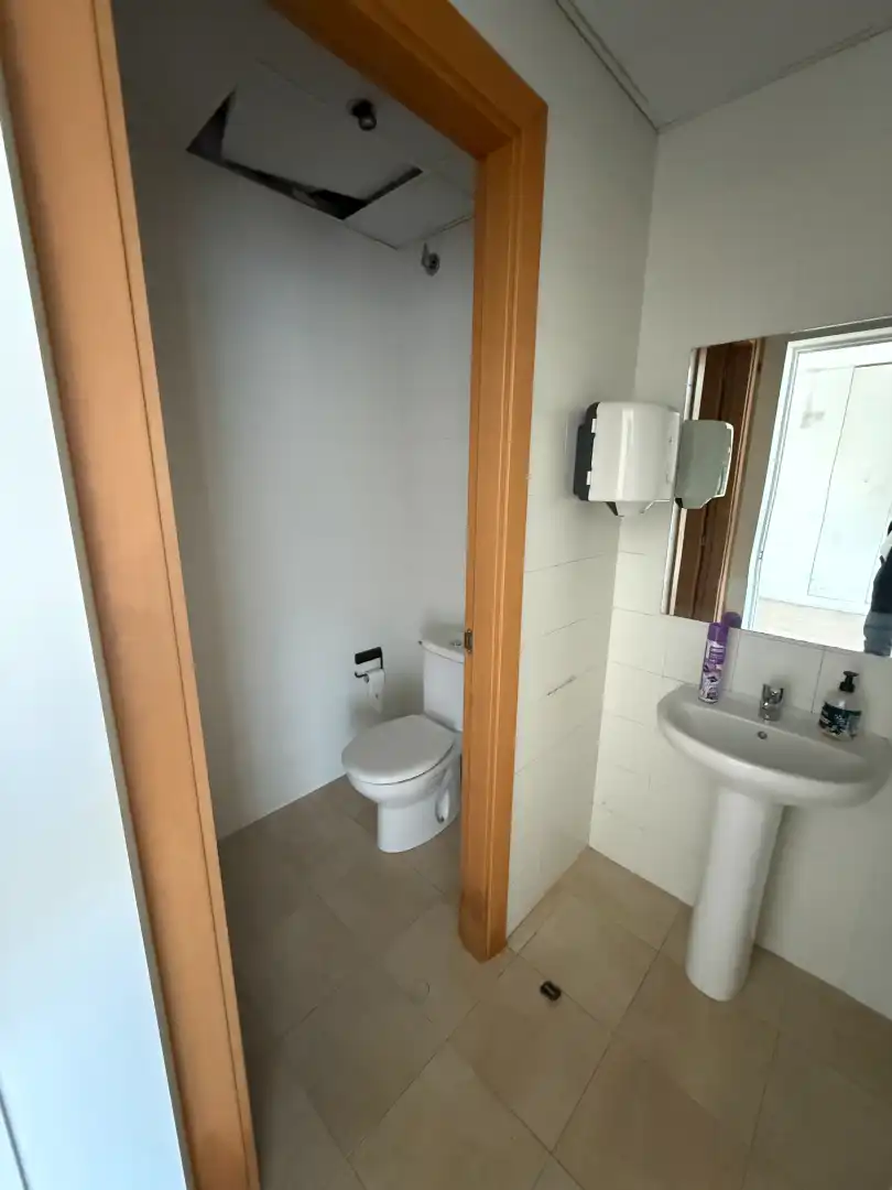 Baño de Local de alquiler en Sabadell
