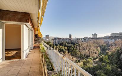 Exterior view of Flat for sale in  Barcelona Capital  with Heating, Terrace and Balcony