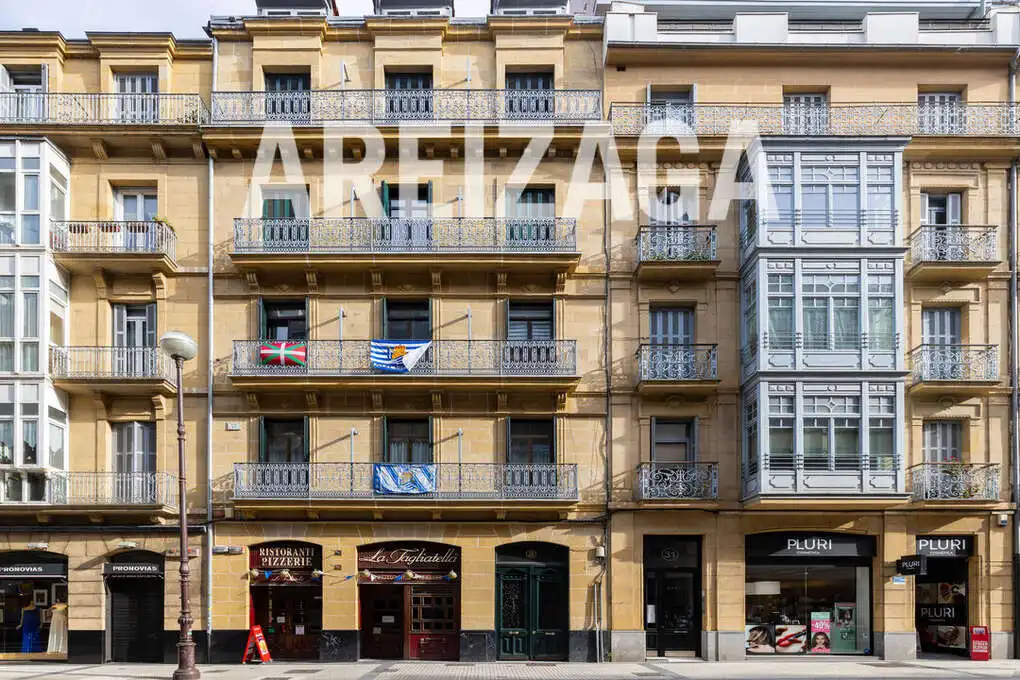 Vista exterior de Pis en venda en Donostia - San Sebastián  amb Calefacció i Balcó