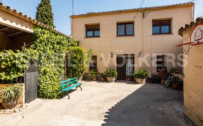 Vista exterior de Finca rústica en venda en Vilafranca del Penedès amb Aire condicionat i Piscina