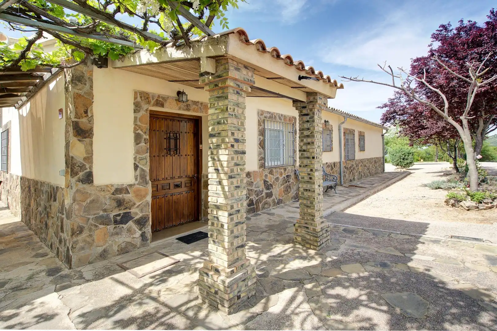 Vista exterior de Casa o xalet en venda en Jaén amb Jardí privat, Terrassa i Piscina
