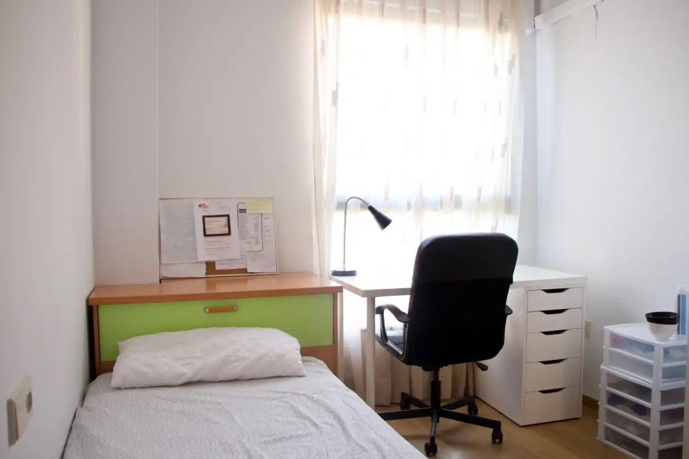 Dormitori de Apartament de lloguer en Moncada amb Aire condicionat, Parquet i Balcó