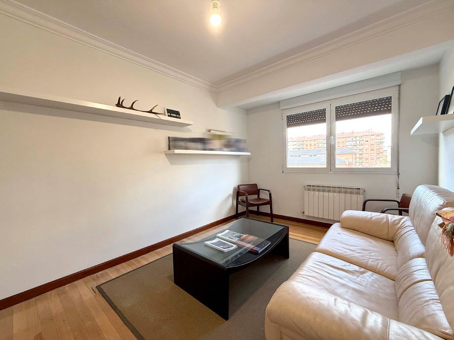 Sala d'estar de Pis en venda en Vitoria - Gasteiz amb Calefacció, Parquet i Terrassa