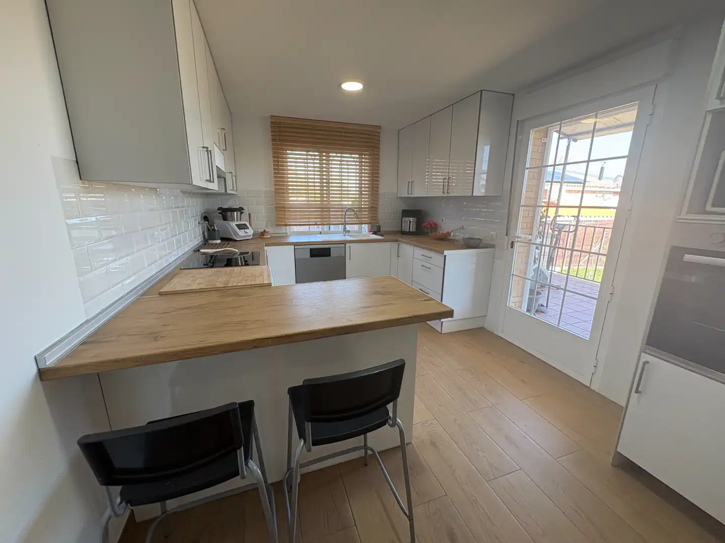Kitchen of Houses for sale in El Viso de San Juan  with Air Conditioner, Private garden and Parquet flooring