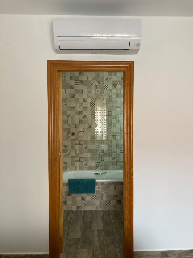 Bany de Casa o xalet de lloguer en El Peral   amb Aire condicionat i Moblat