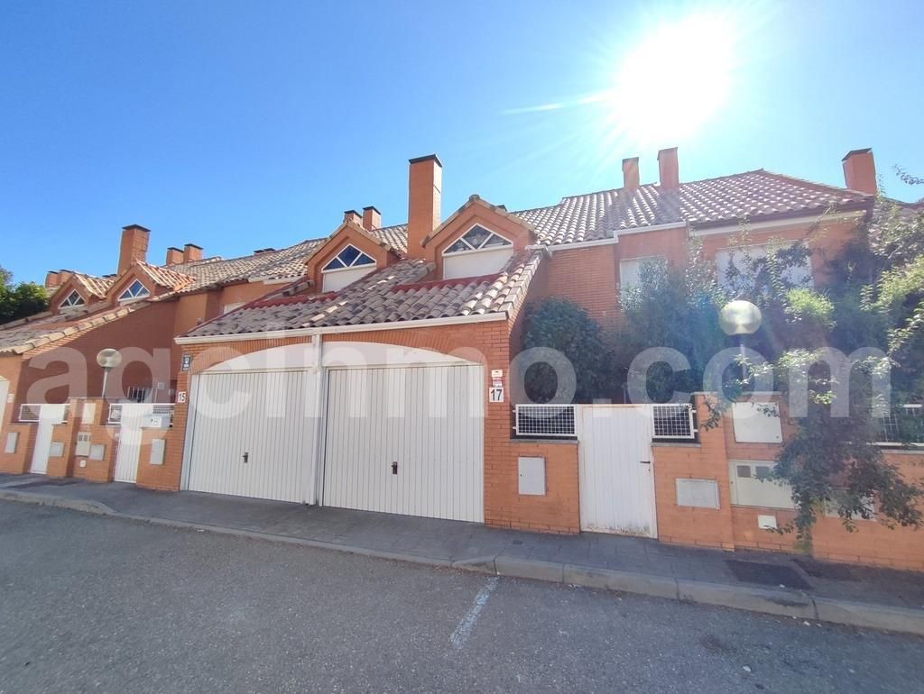 Exterior view of House or chalet for sale in Aldeamayor de San Martín  with Heating, Terrace and Balcony