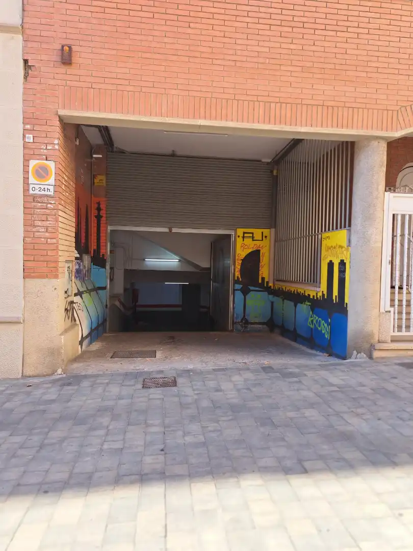 Garage zur Miete in Passatge de Roura, El Camp de l'Arpa del Clot