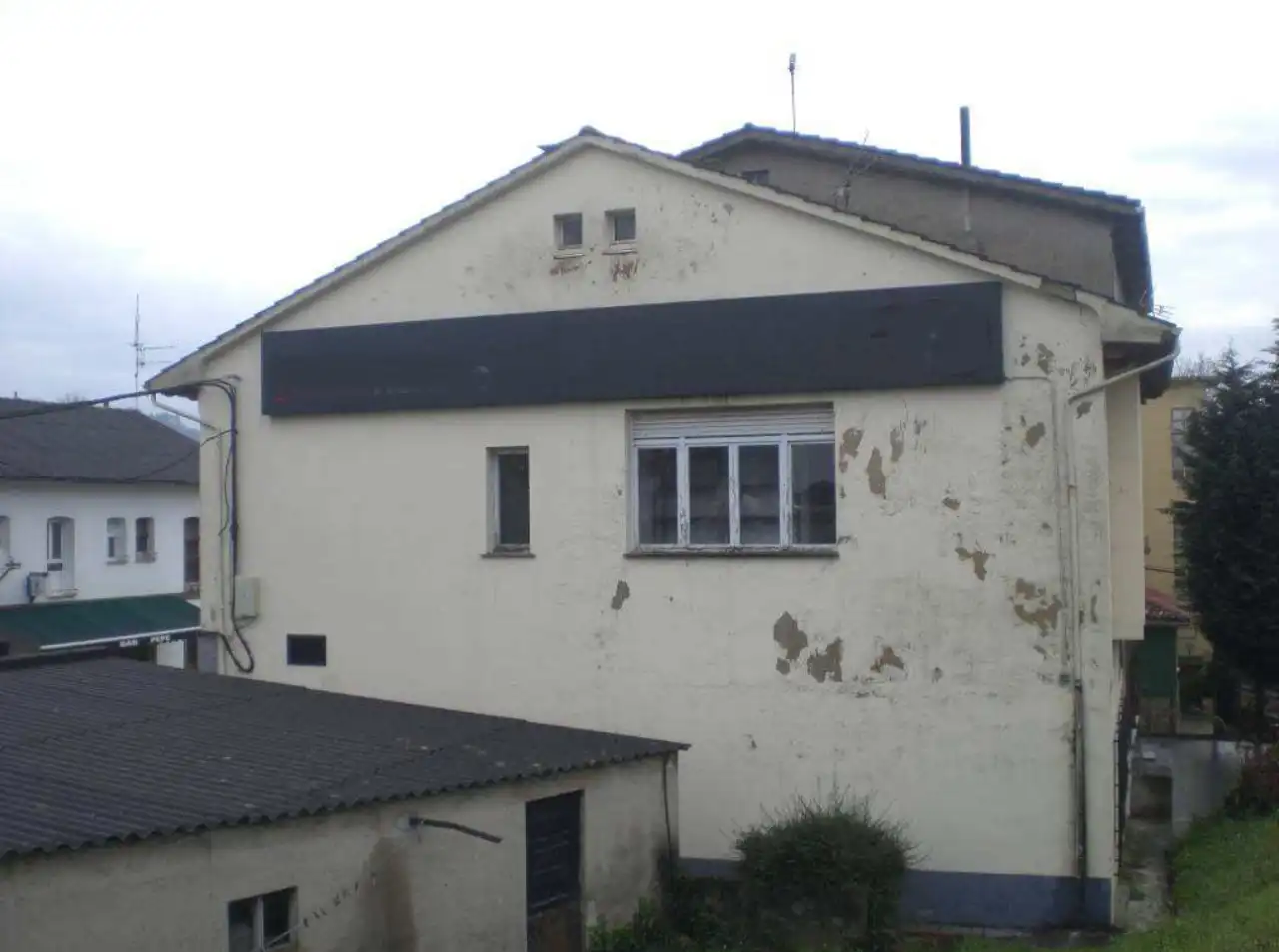 Vista exterior de Local de alquiler en Siero