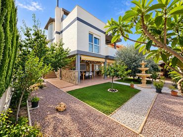 Villa con balcone in vendita a Petrer