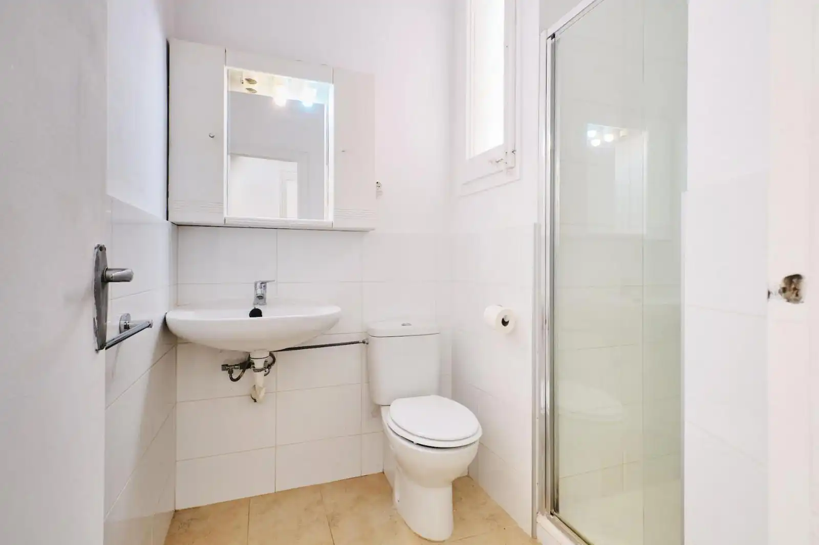 Bathroom of Flat for sale in Barcelona  with Air Conditioner, Washing machine and Microwave