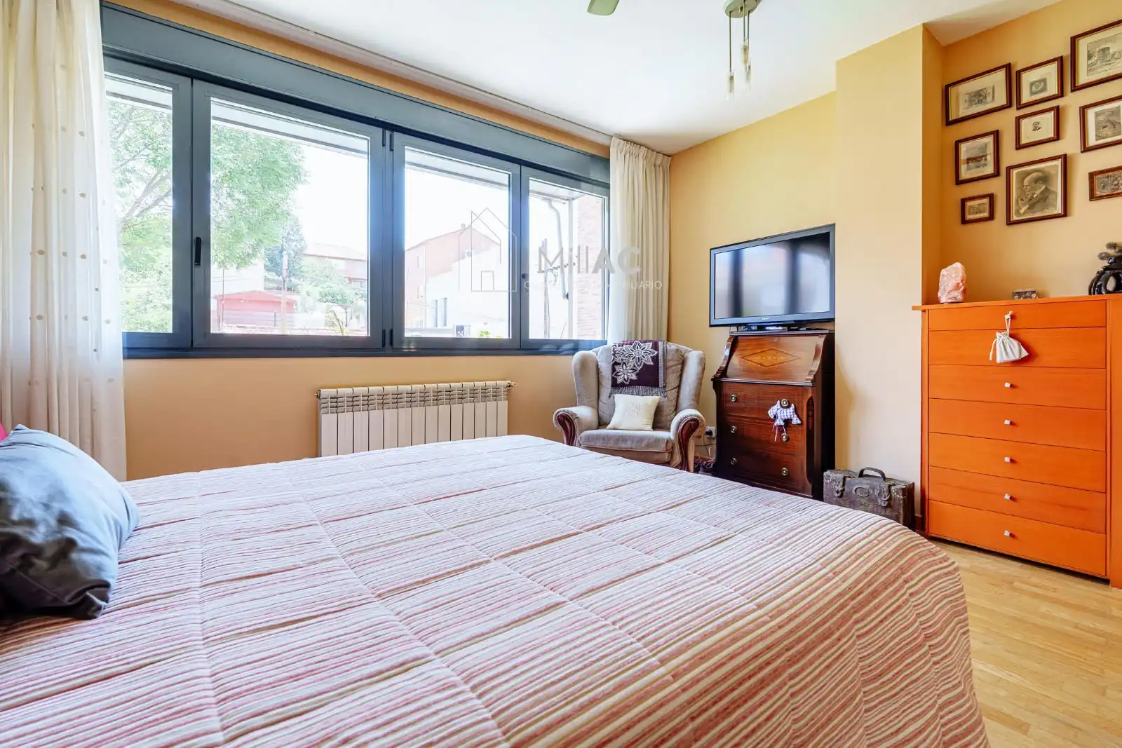 Habitación de Casa adosada en venta en Madrid con Aire acondicionado, Calefacción y Jardín privado