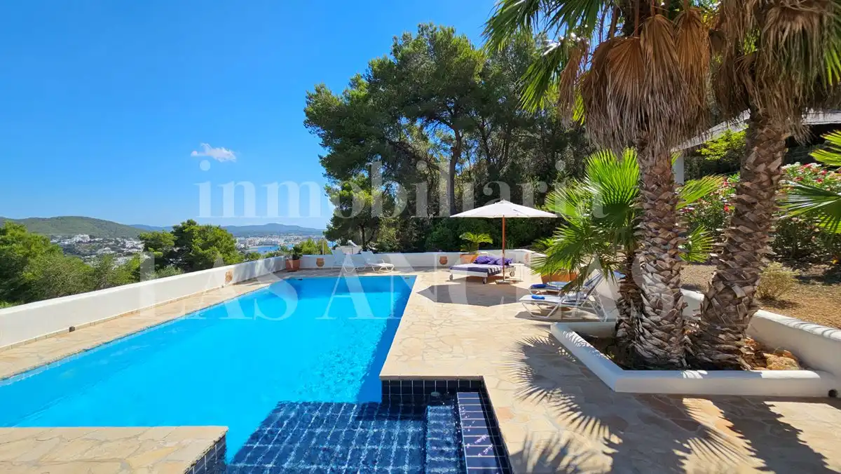 House with pool for sale in Santa Eulària