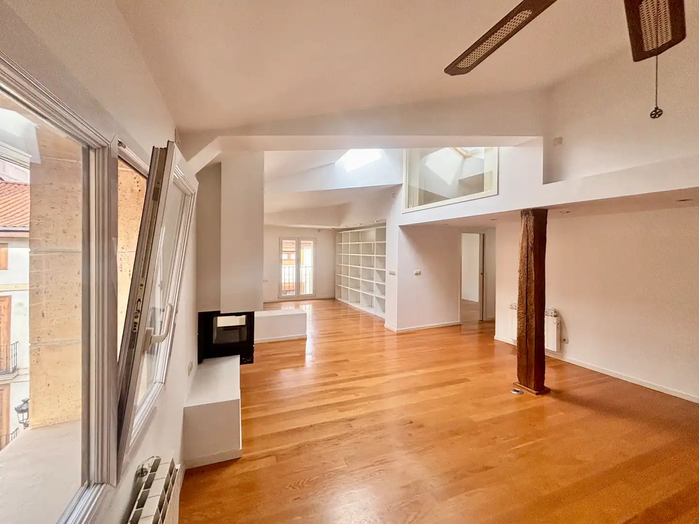Wohnzimmer von Dachboden zum Verkauf in Ordizia mit Heizung, Ofen und Waschmaschine