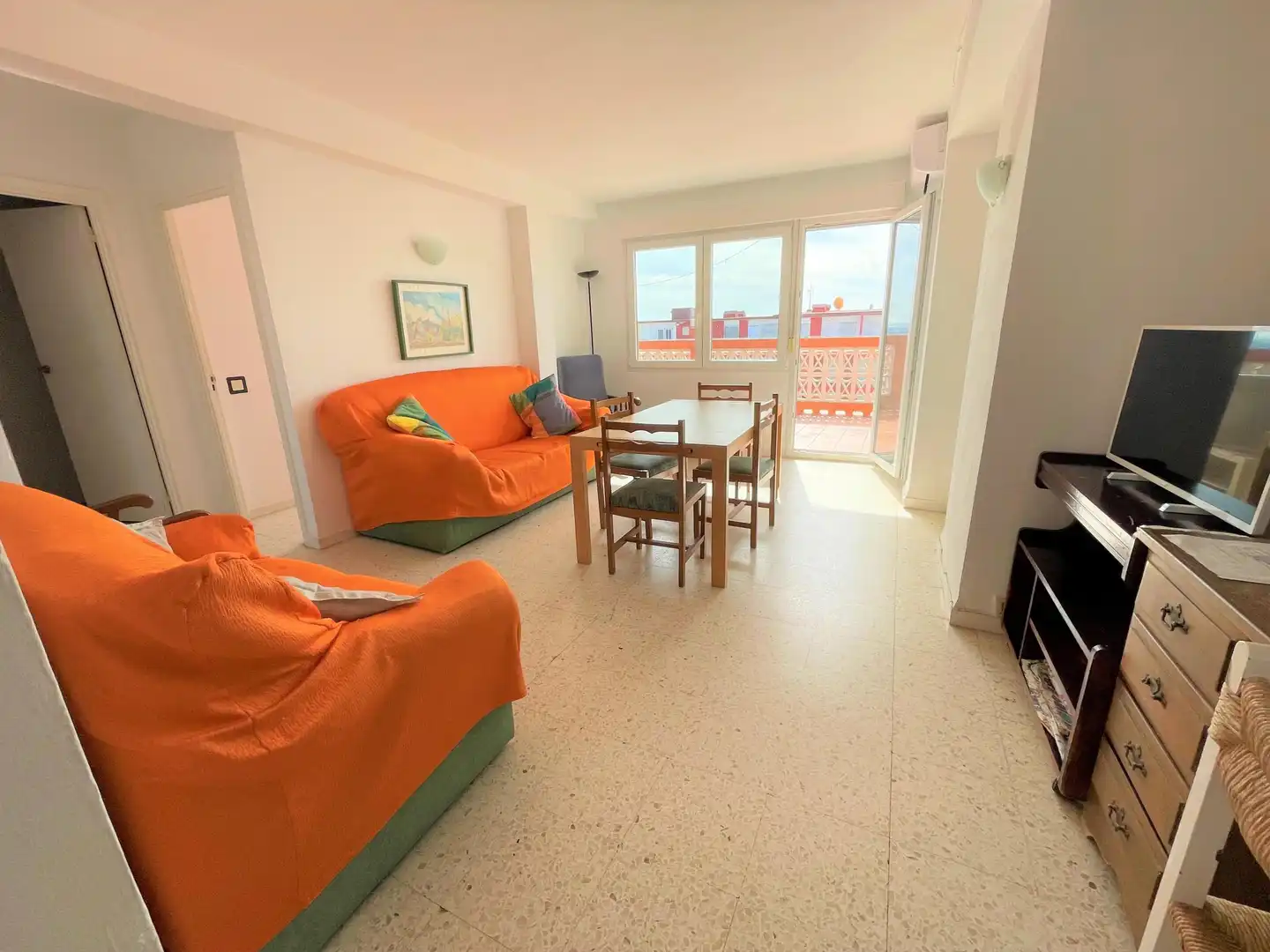 Sala d'estar de Pis de lloguer en Punta Umbría amb Aire condicionat, Terrassa i Moblat