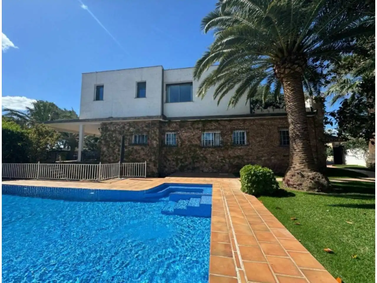 Vista exterior de Casa o xalet en venda en Riba-roja de Túria amb Aire condicionat, Calefacció i Jardí privat
