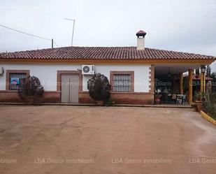 Vista exterior de Casa o xalet en venda en Guarromán amb Terrassa i Piscina