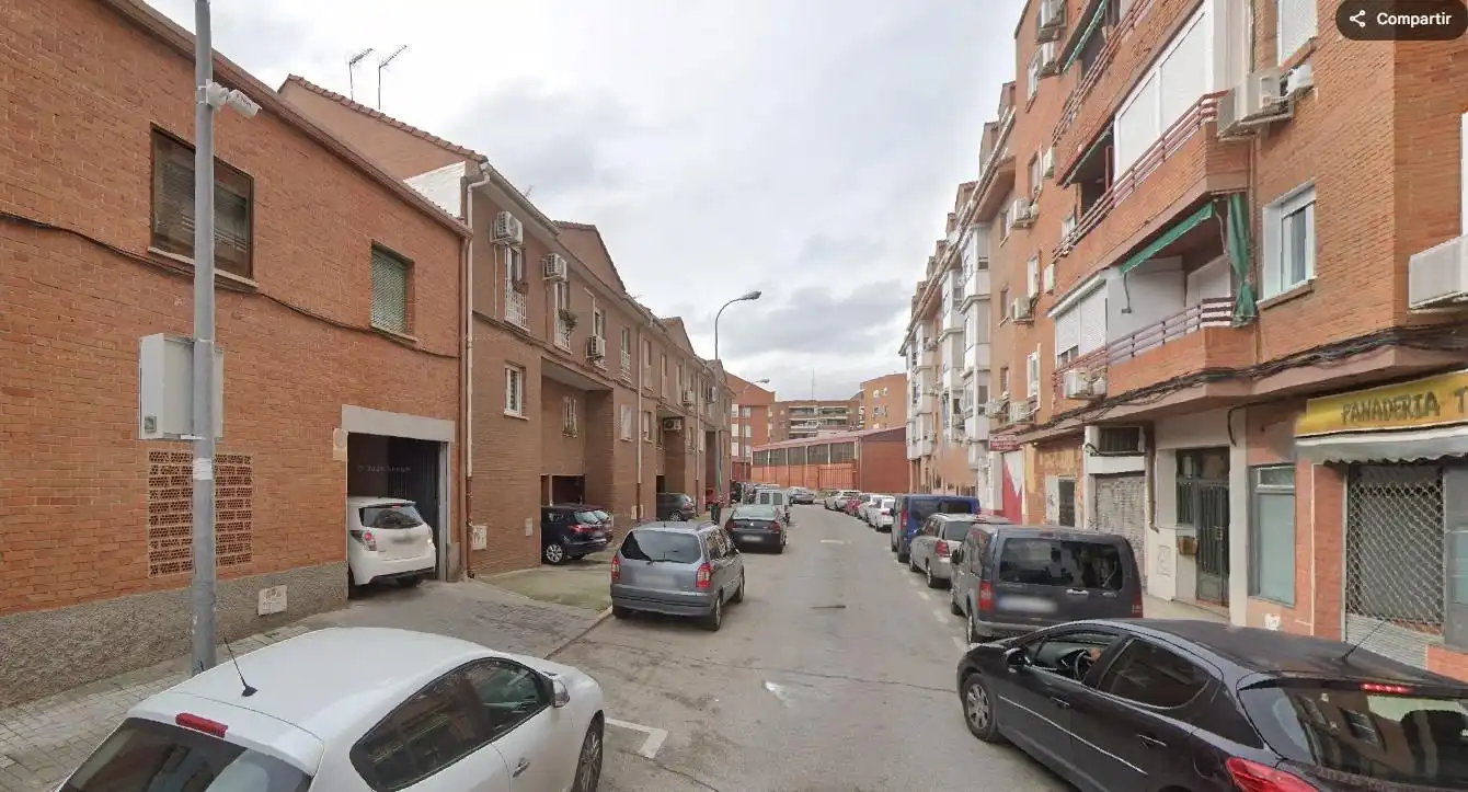 Vista exterior de Casa adosada en venda en Fuenlabrada amb Calefacció i Traster