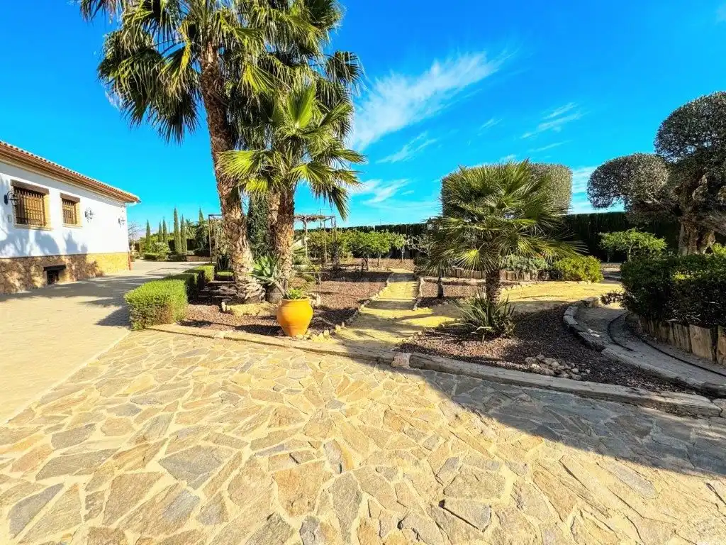 Vista exterior de Casa o xalet en venda en Orihuela amb Aire condicionat, Jardí privat i Traster