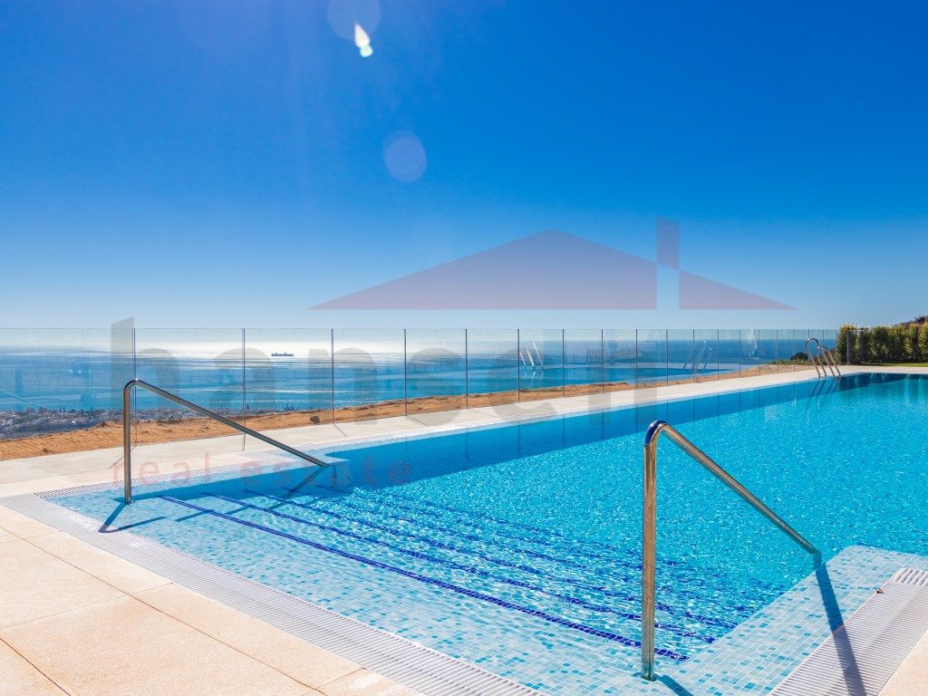 Piscina de Casa o xalet en venda en Rincón de la Victoria amb Terrassa i Piscina comunitària