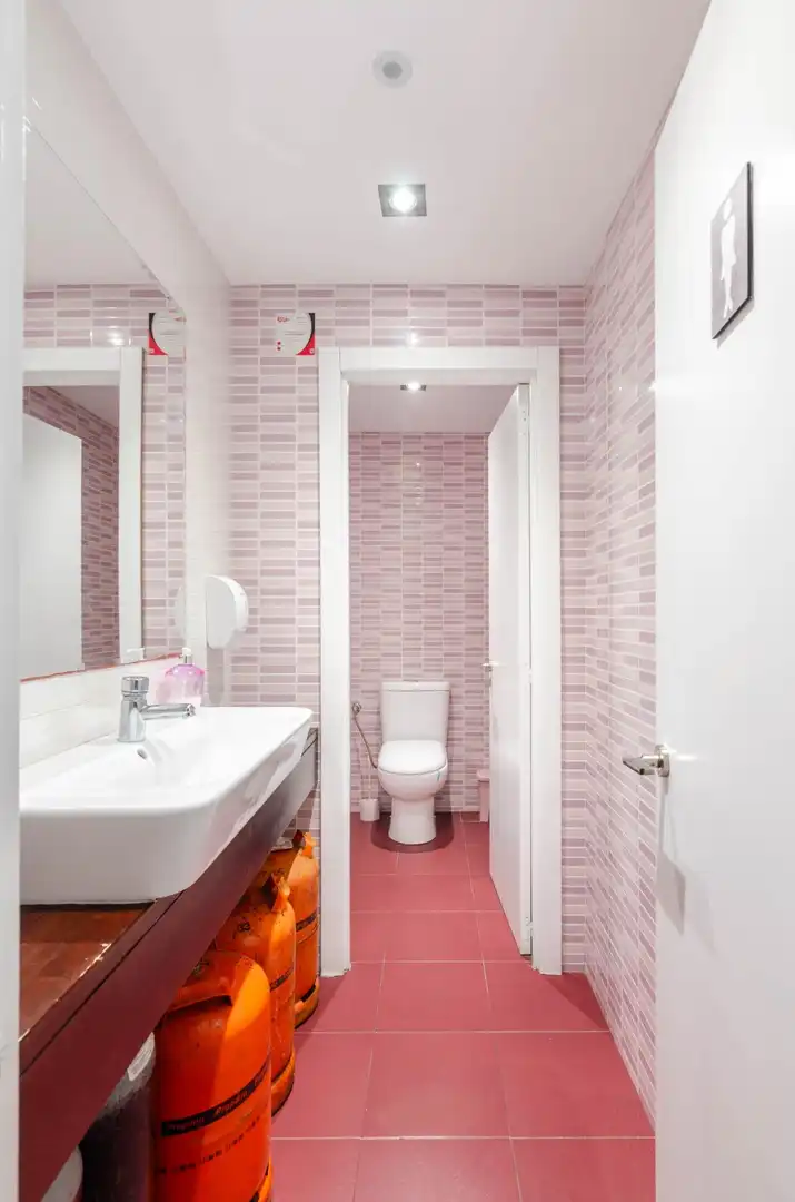 Baño de Local en traspaso en Gijón  con Aire acondicionado