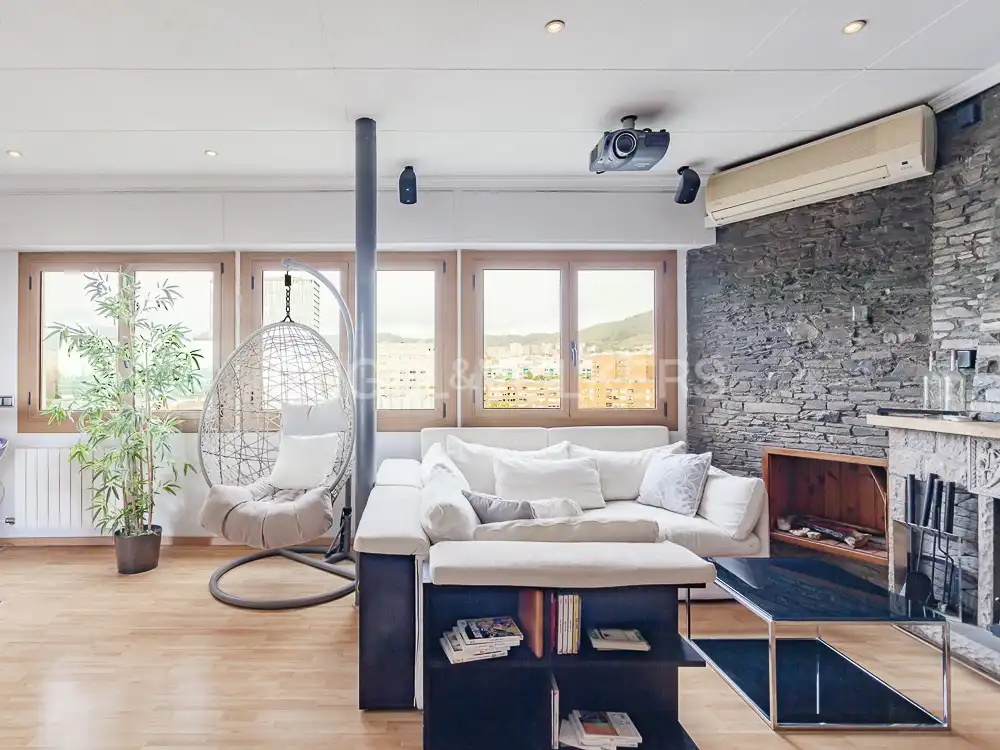 Wohnzimmer von Dachboden zum Verkauf in Barcelona mit Klimaanlage, Heizung und Terrasse
