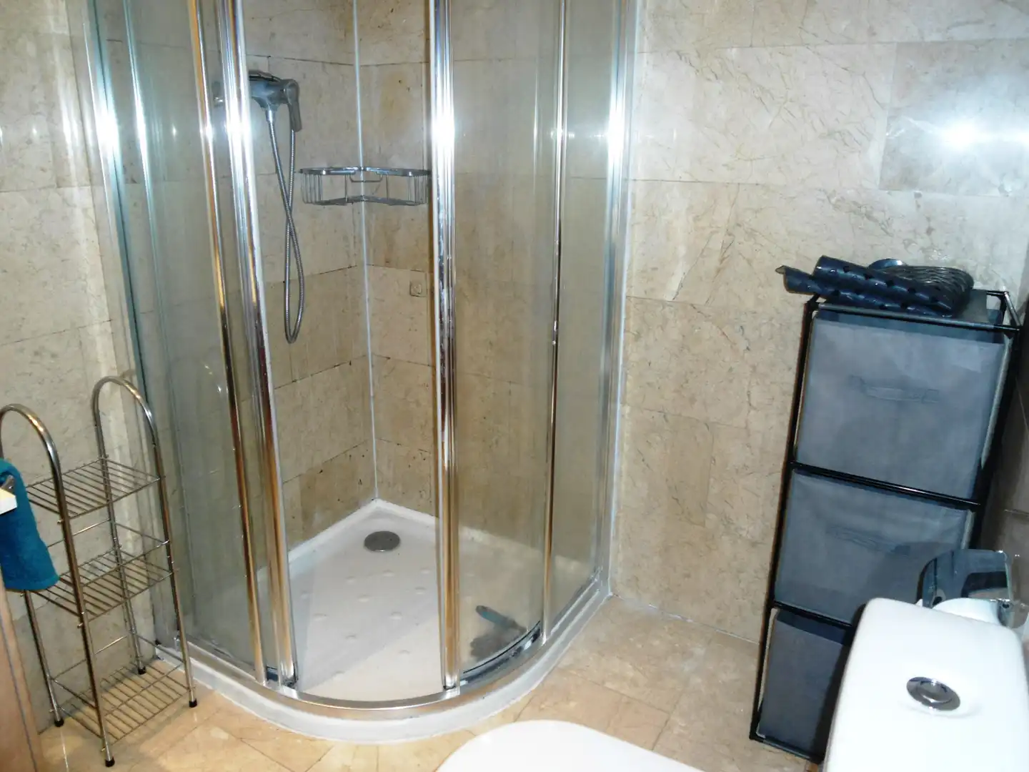 Baño de Apartamento de alquiler en Lleida con Aire acondicionado, Calefacción y Parquet