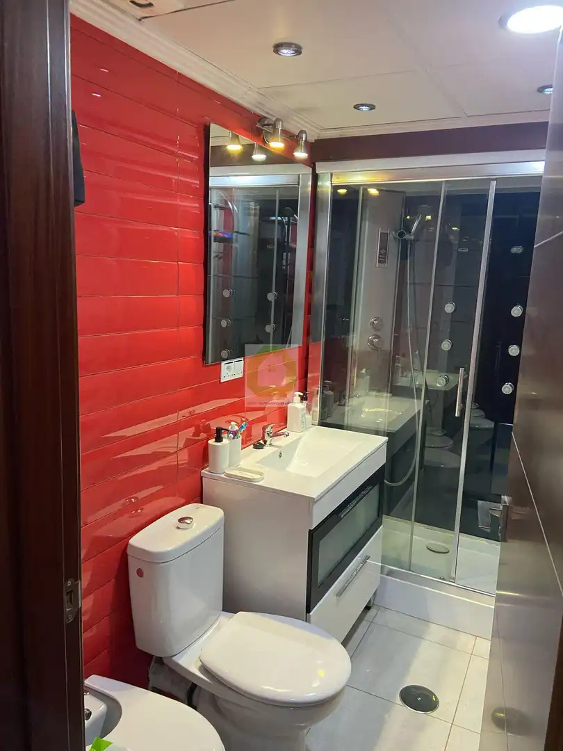 Bathroom of Flat for share in Granada  with Furnished and Balcony