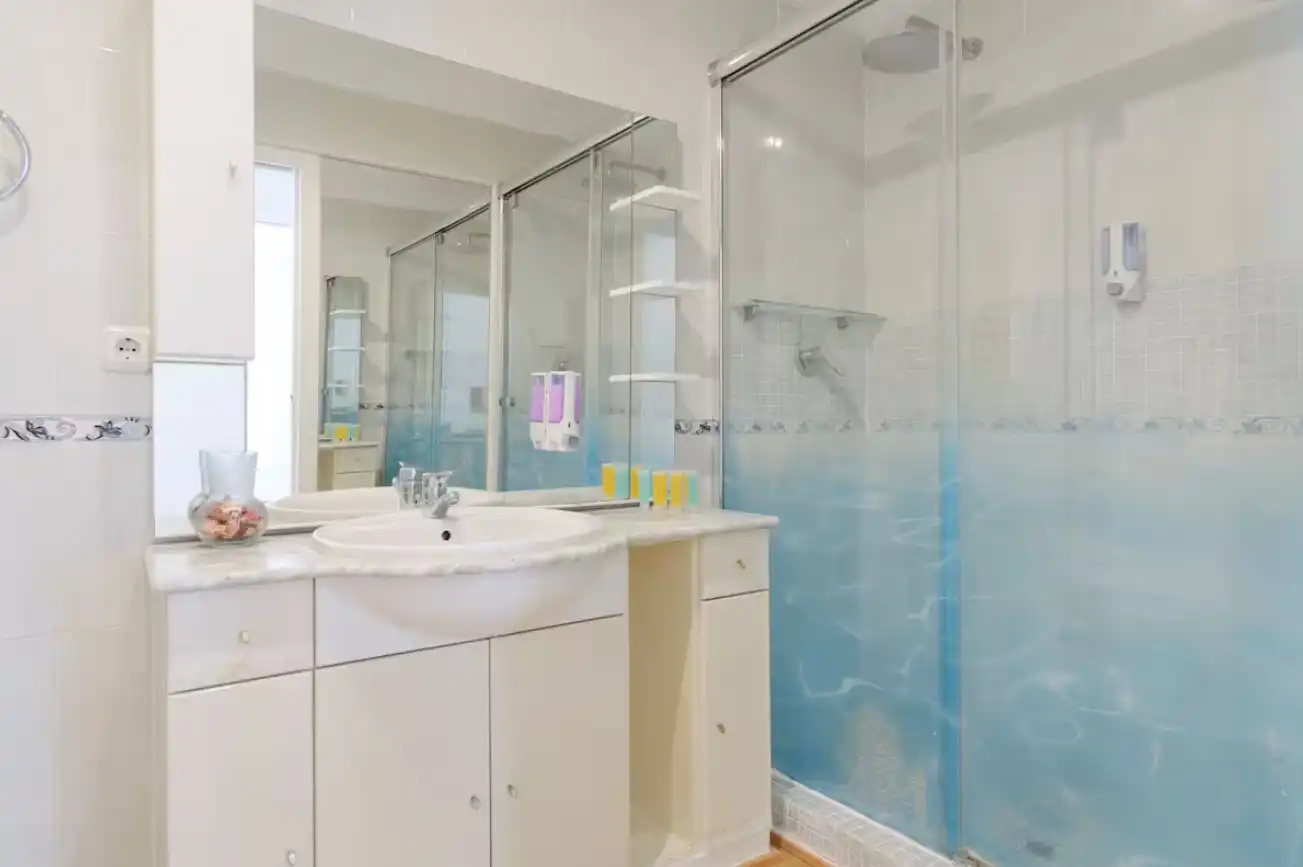 Bathroom of Apartments for rent in Marbella  with Air Conditioner, Heating and Parquet flooring