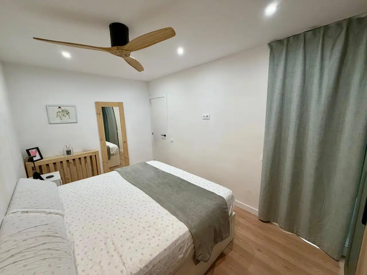 Bedroom of Attic for sale in Barcelona  with Air Conditioner, Heating and Parquet flooring