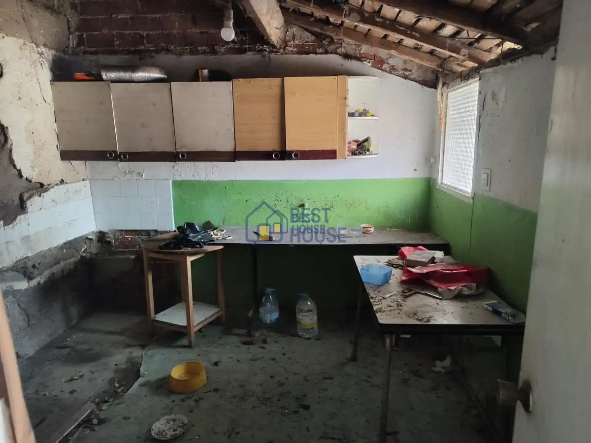 Cuina de Casa o xalet en venda en León Capital  amb Calefacció, Jardí privat i Parquet