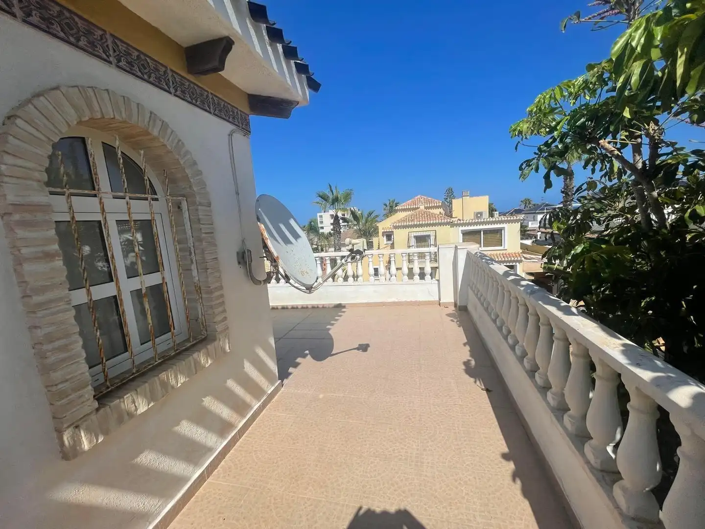 Vista exterior de Casa adosada en venda en Torrevieja amb Aire condicionat, Calefacció i Jardí privat