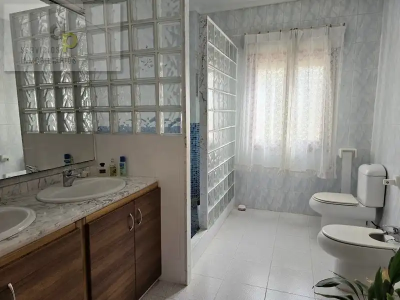 Bany de Casa o xalet en venda en Elche / Elx amb Jardí privat, Terrassa i Traster