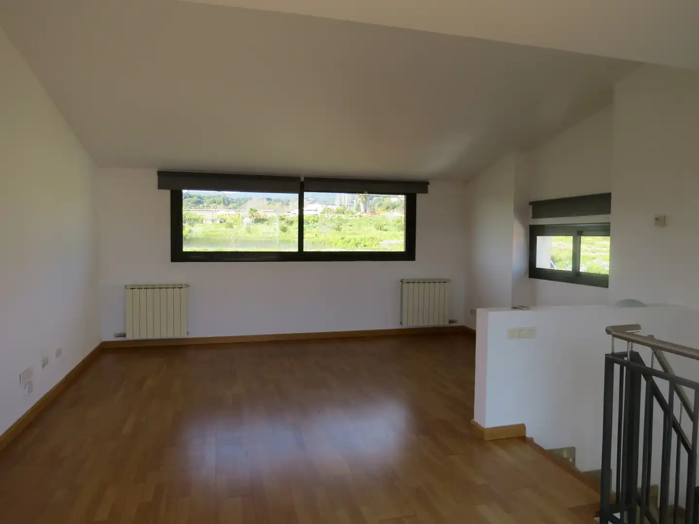 Wohnzimmer von Einfamilien-Reihenhaus zum Verkauf in Sant Andreu de Llavaneres mit Klimaanlage, Heizung und Parkett