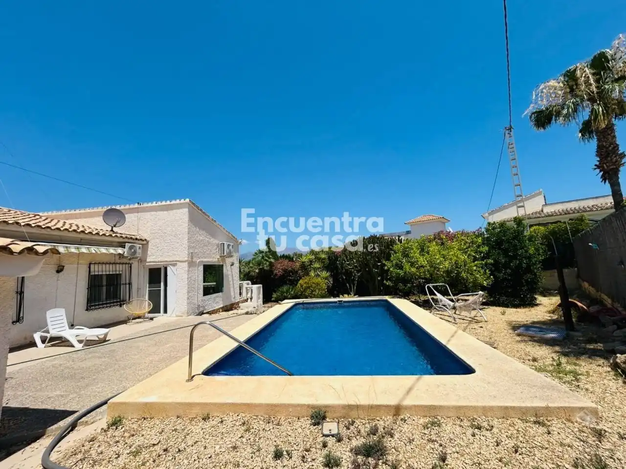 Vista exterior de Casa o xalet en venda en L'Alfàs del Pi amb Aire condicionat, Calefacció i Jardí privat