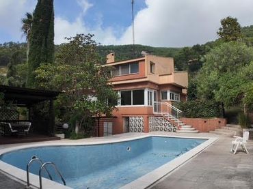 Villa con piscina in vendita a Torrelles de Llobregat