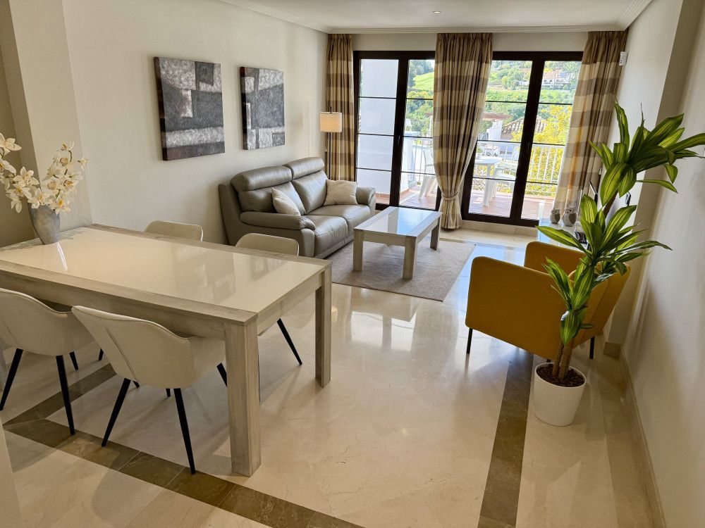 Sala d'estar de Apartament en venda en Benahavís amb Aire condicionat, Terrassa i Traster
