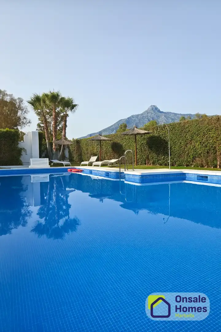 Piscina de Piso en venta en Marbella con Terraza, Alarma y Piscina comunitaria