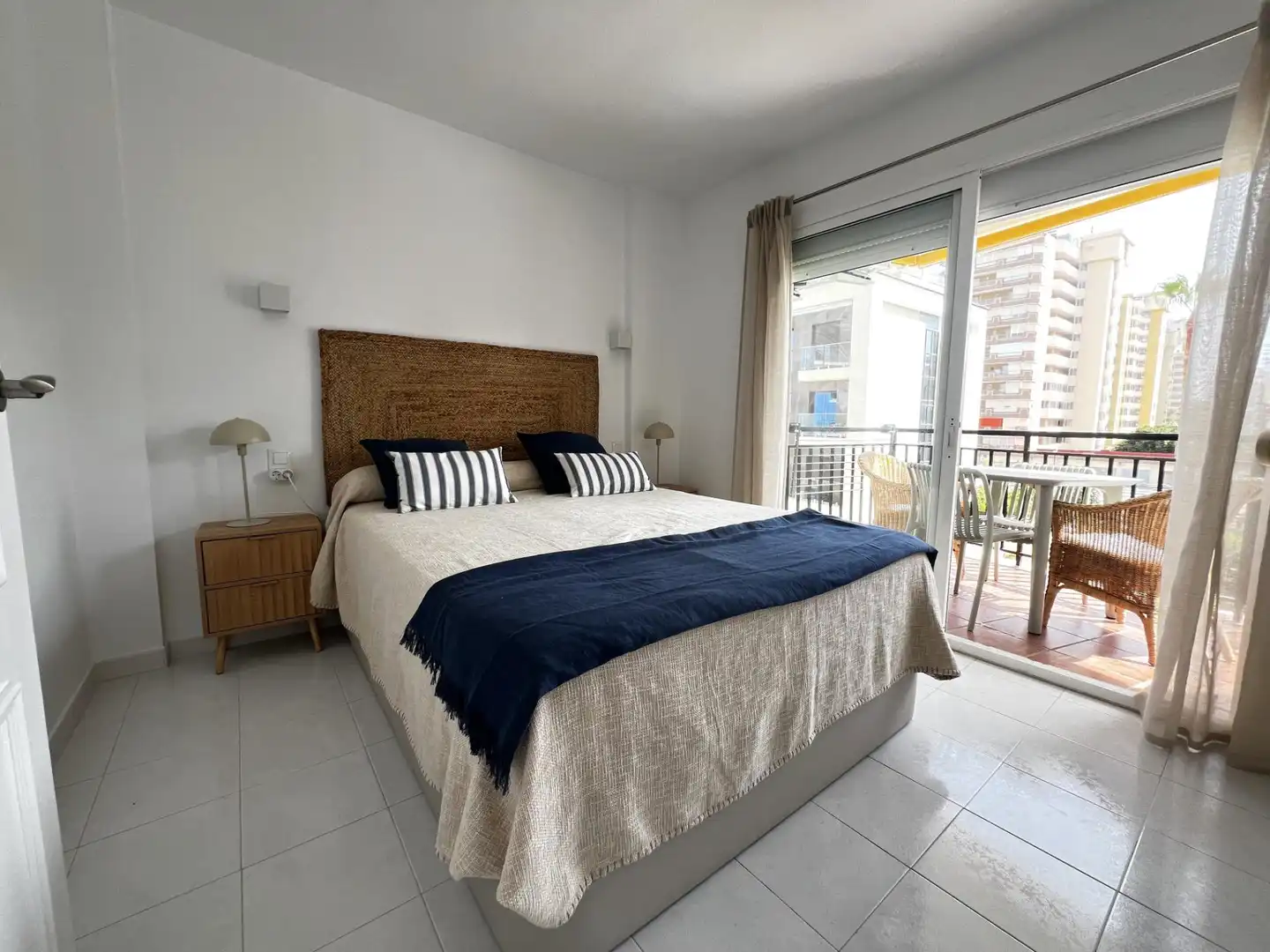 Dormitori de Apartament de lloguer en Fuengirola amb Aire condicionat, Calefacció i Jardí privat