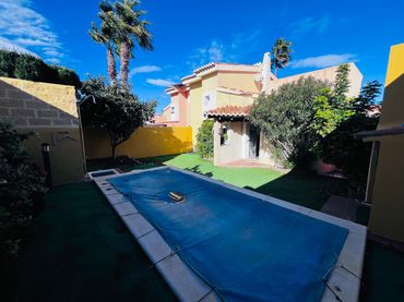 Xalet amb piscina en venda a Gran Alacant