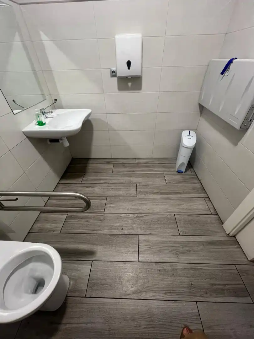 Baño de Local de alquiler en Gijón  con Amueblado y Alarma