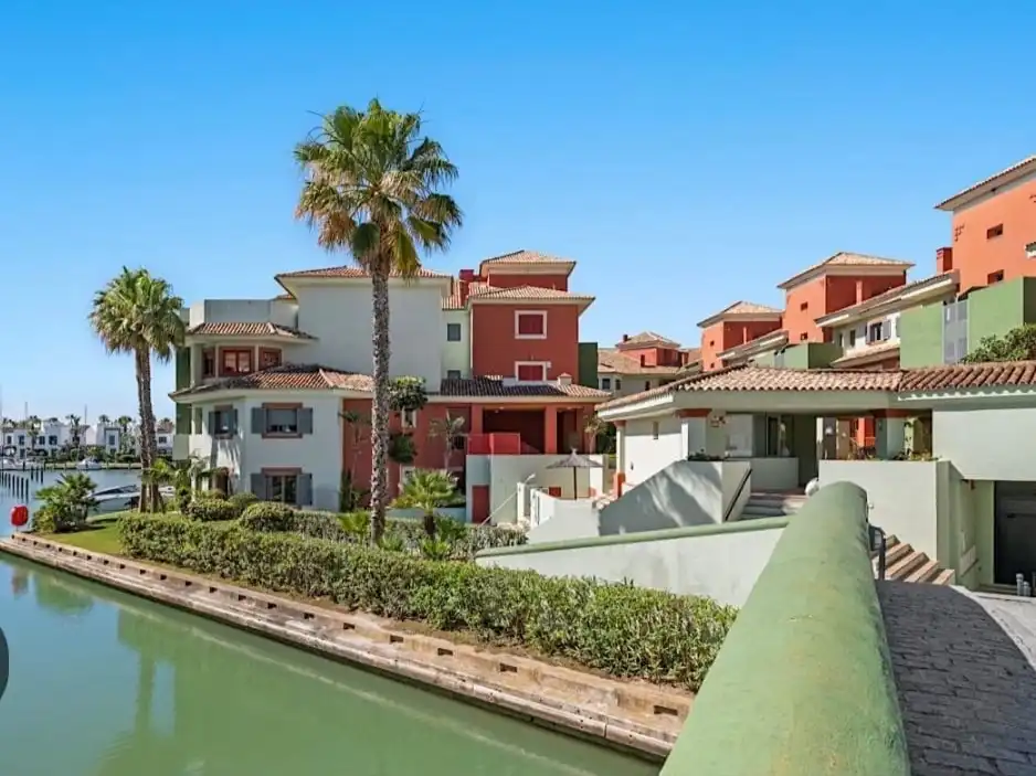 Vista exterior de Apartament en venda en Sotogrande amb Aire condicionat i Terrassa