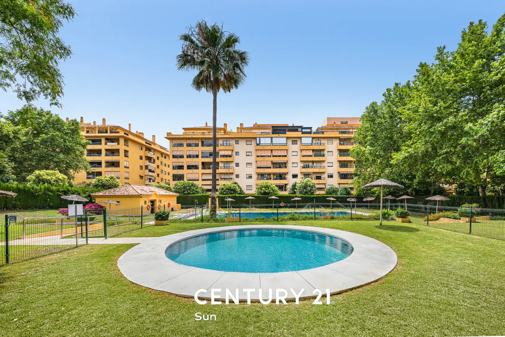 Vista exterior de Pis en venda en Marbella amb Aire condicionat, Calefacció i Terrassa