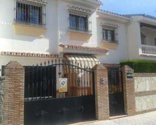 Vista exterior de Casa o xalet en venda en Fuengirola amb Aire condicionat, Calefacció i Moblat