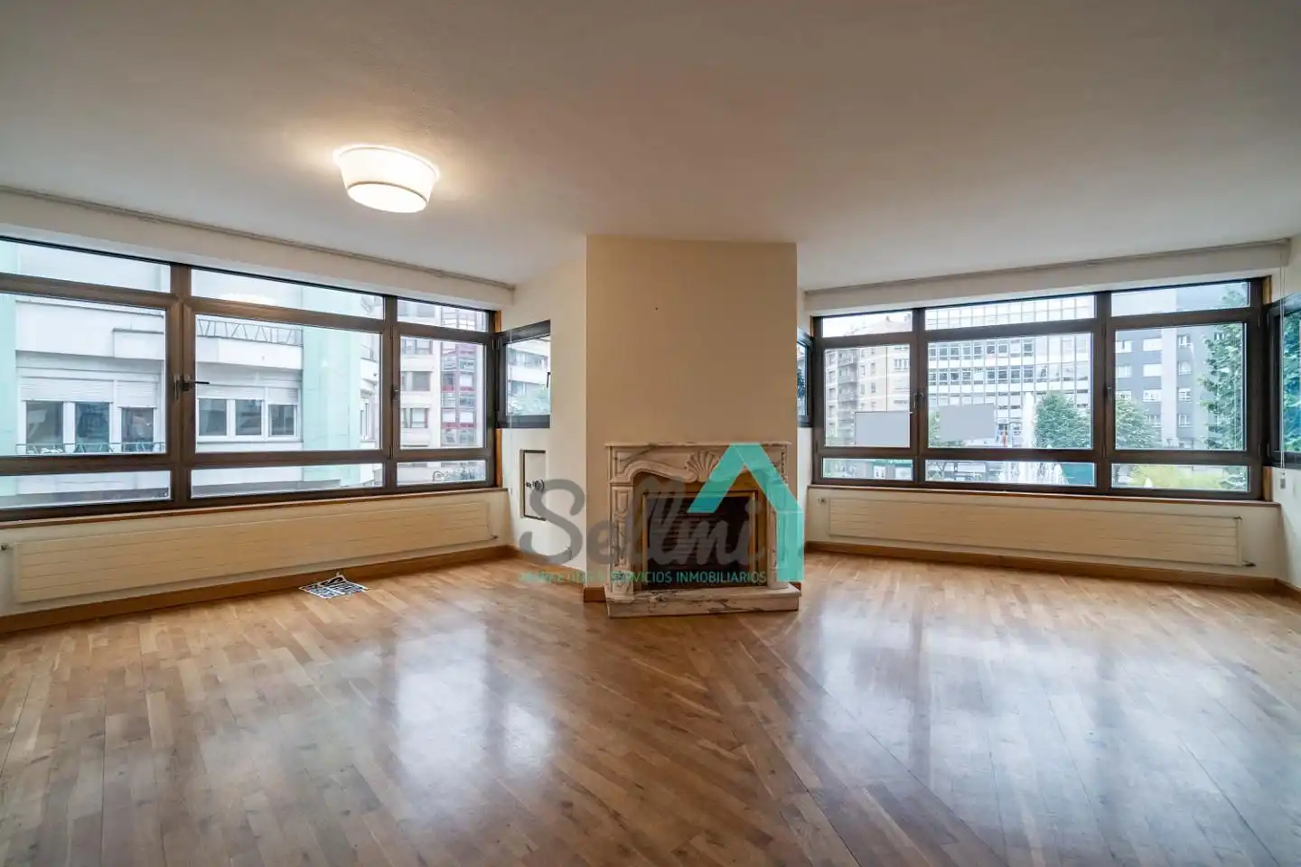 Living room of Flat for sale in Oviedo   with Heating, Parquet flooring and Terrace