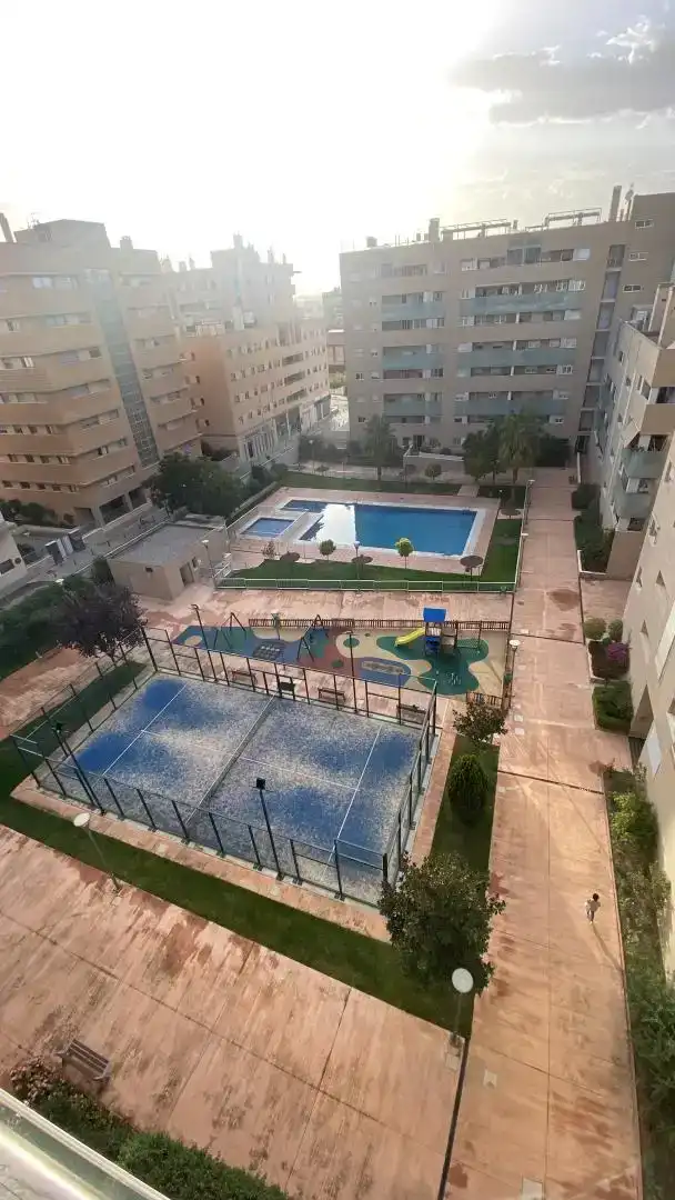 Piscina de Piso en venta en  Granada Capital con Piscina y Balcón