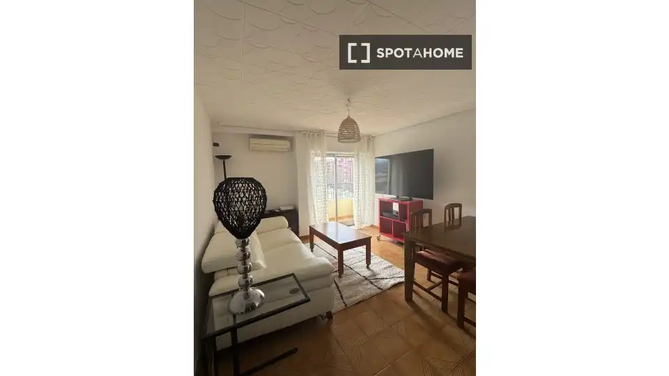 Flat with terrace to rent in Extramurs
