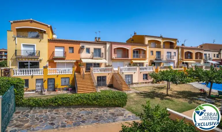 Casa aparellada amb piscina en venda a Muga - Gran Reserva - Badia