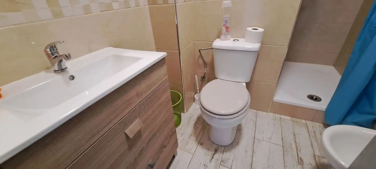 Badezimmer von Wohnung zum Verkauf in Salou mit Klimaanlage und Terrasse