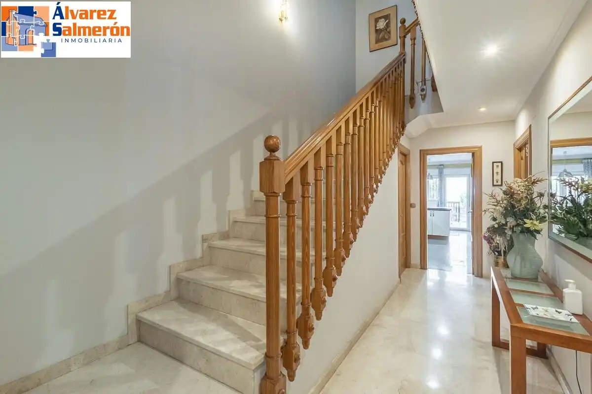 Einfamilien-Reihenhaus zum Verkauf in Granada mit Privatgarten, Terrasse und Schwimmbad