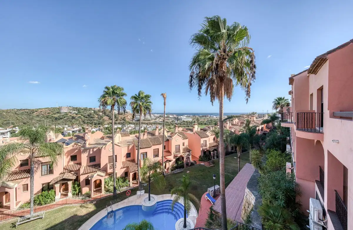 Außenansicht von Einfamilien-Reihenhaus zum Verkauf in Estepona mit Klimaanlage, Terrasse und Alarm